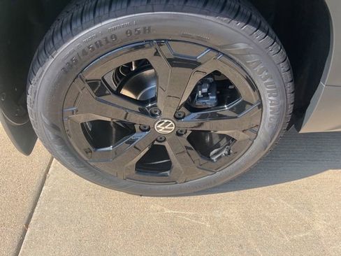 New 2025 Volkswagen Taos SEL image 16