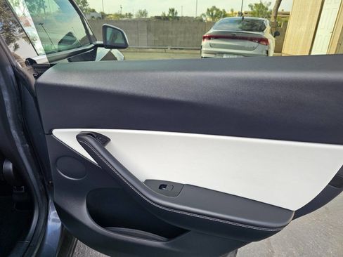 Used 2020 Tesla Model Y Long Range image 17