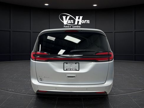 Used 2024 Chrysler Pacifica Touring-L FWD image 6