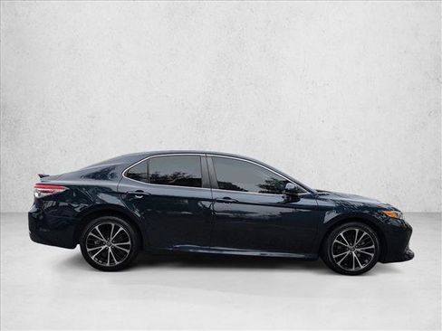 Used 2018 Toyota Camry LE image 4