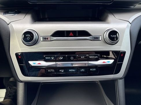 Used 2022 Ford Explorer XLT image 31