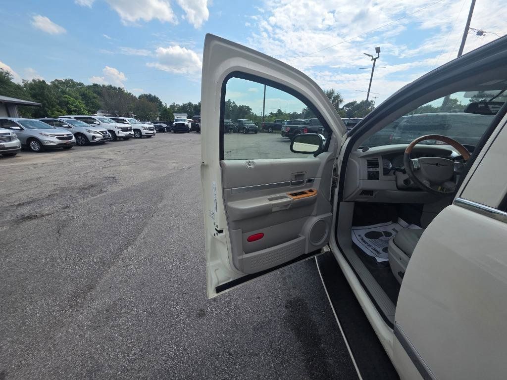 Used 2009 Chrysler Aspen Limited RWD image 7