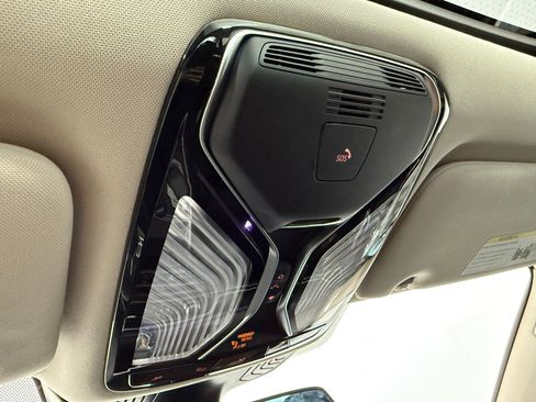 Used 2022 BMW 740i w/ Premium Package image 30