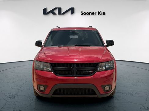 Used 2019 Dodge Journey SE w/ Connectivity Group FWD image 2