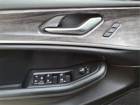 Used 2023 Jeep Grand Cherokee Limited image 11