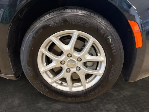 Used 2020 Chrysler Pacifica Touring-L FWD image 37
