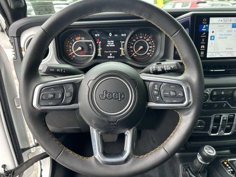 Used 2025 Jeep Wrangler Unlimited Sahara AWD/4WD image 25