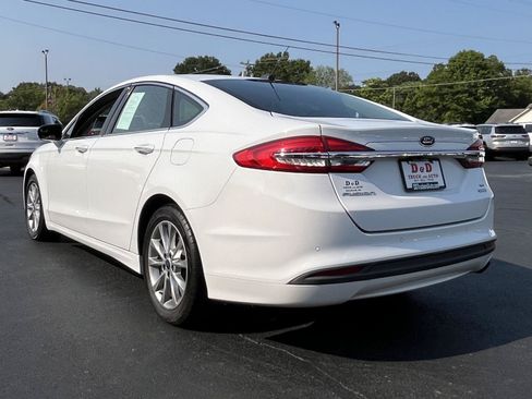 Used 2017 Ford Fusion SE w/ Fusion SE Technology Package FWD image 4