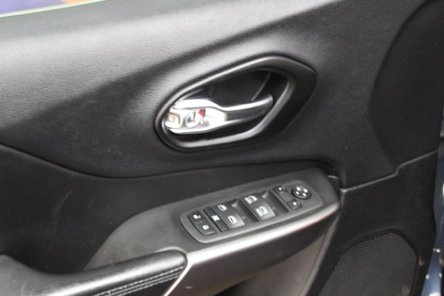 Used 2022 Jeep Cherokee Latitude w/ Comfort Safety Group AWD/4WD image 13