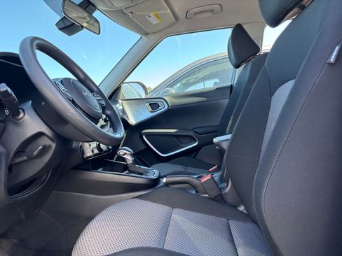 Used 2025 Kia Soul LX w/ LX Technology Package FWD image 24