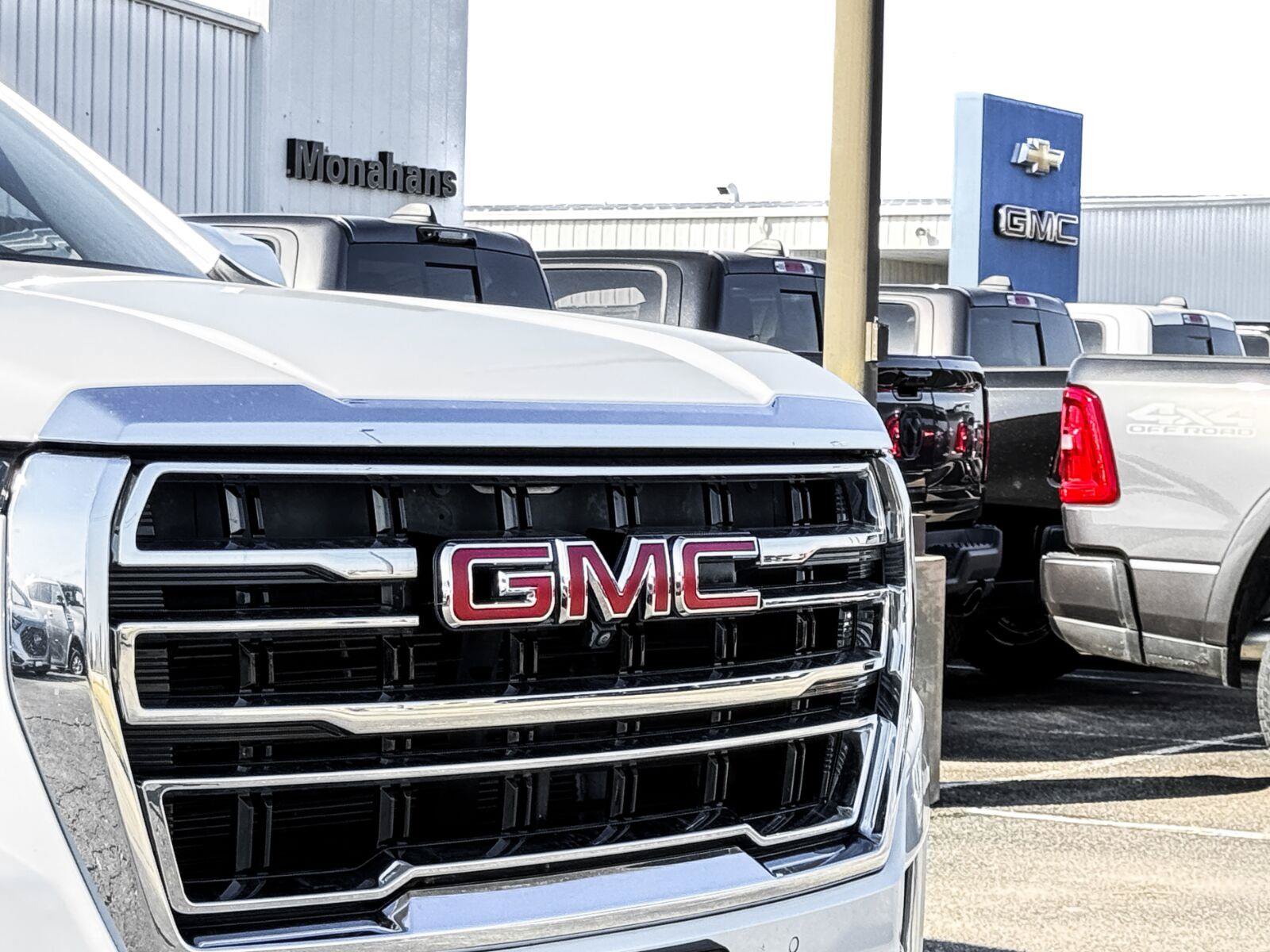 Used 2023 GMC Yukon SLT w/ SLT Premium Package RWD image 7