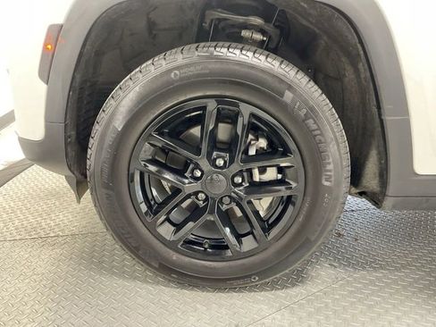 Used 2024 Jeep Grand Cherokee Laredo X AWD/4WD image 10