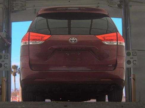 Used 2011 Toyota Sienna LE image 4