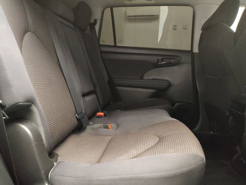 Used 2021 Toyota Highlander LE AWD/4WD image 19