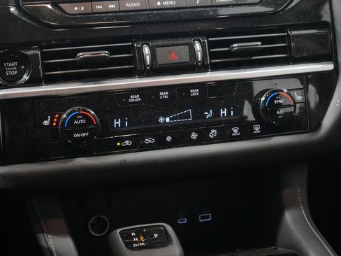 Used 2025 Nissan Pathfinder SV image 24