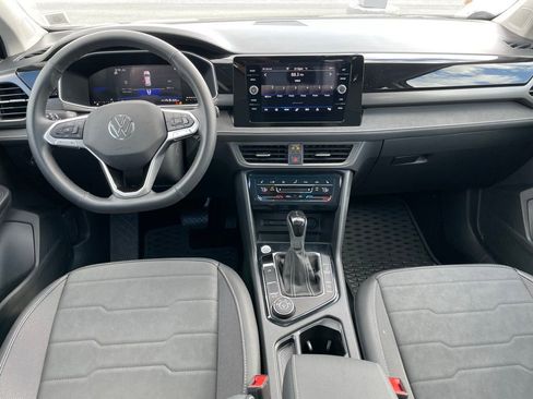 Certified 2025 Volkswagen Taos SE image 9