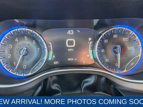 Used 2023 Chrysler Pacifica Touring-L image 17