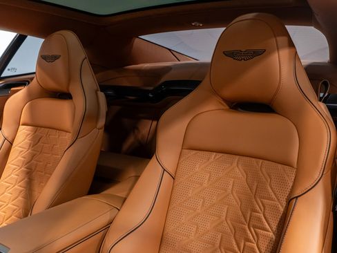 Used 2025 Aston Martin Vanquish image 36