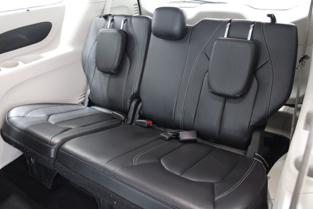 Used 2022 Chrysler Pacifica Touring-L FWD image 16