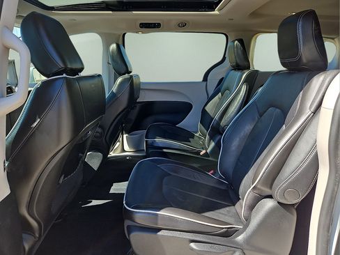 Used 2022 Chrysler Pacifica Limited FWD image 13
