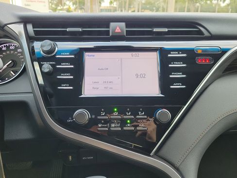 Used 2018 Toyota Camry SE image 19