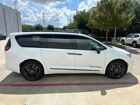Used 2023 Chrysler Pacifica Touring-L w/ Road Tripper Package AWD/4WD image 2