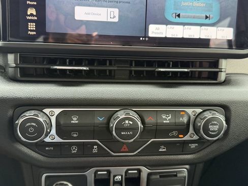 Used 2025 Jeep Gladiator Sport AWD/4WD image 24