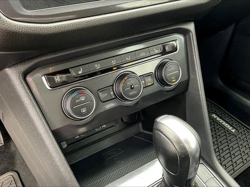 Used 2021 Volkswagen Tiguan SE image 32