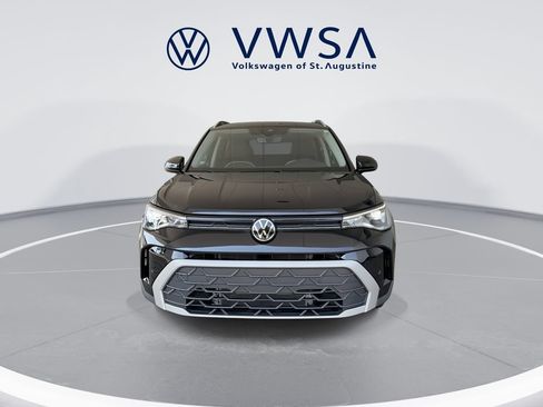 Certified 2025 Volkswagen Taos SE FWD image 3