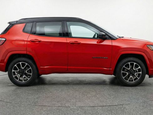 Used 2025 Jeep Compass Trailhawk AWD/4WD image 11