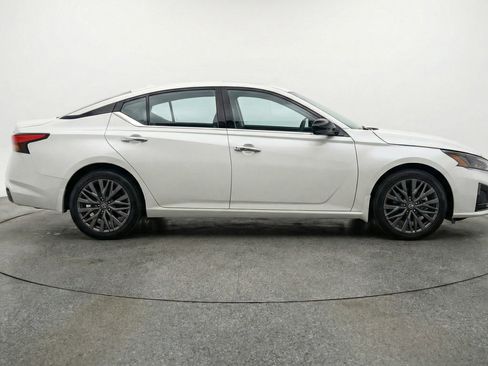 Used 2025 Nissan Altima 2.5 SV FWD image 11