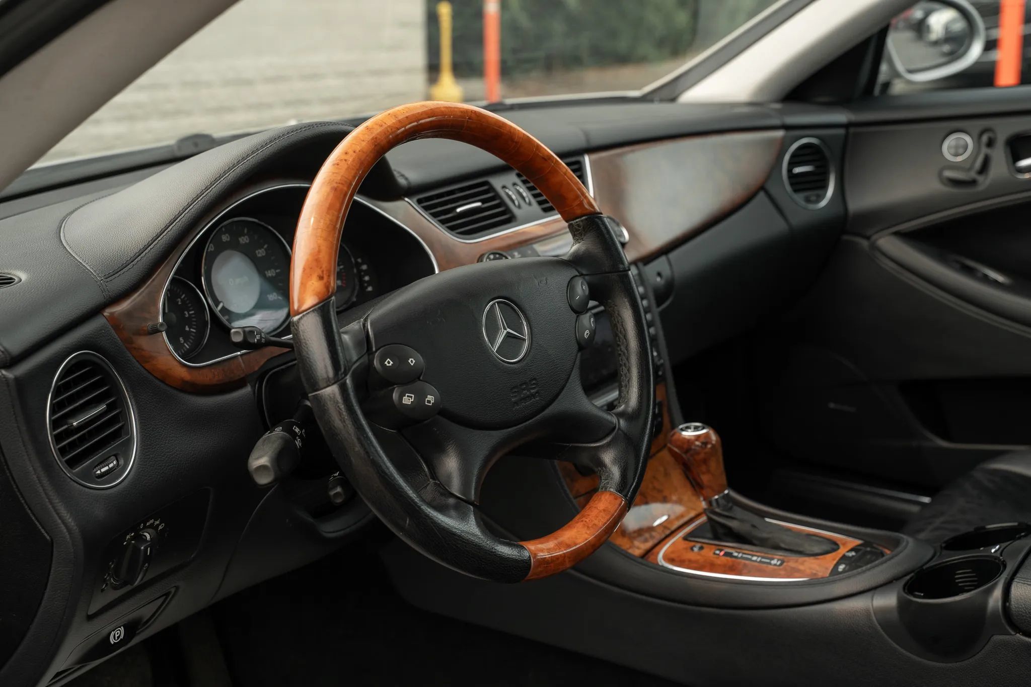 Used 2006 Mercedes-Benz CLS 500 w/ Entertainment Pkg image 14