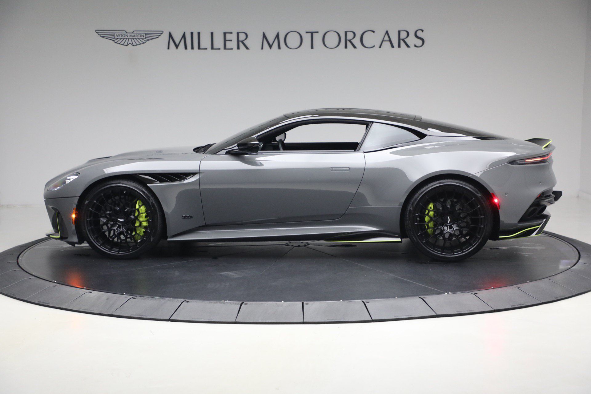 Used 2023 Aston Martin DBS Coupe RWD image 3