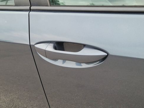 Used 2016 Toyota Corolla LE image 19