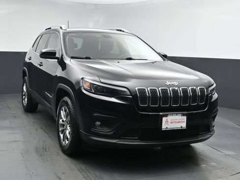 Used 2019 Jeep Cherokee Latitude Plus w/ Cold Weather Group AWD/4WD image 2
