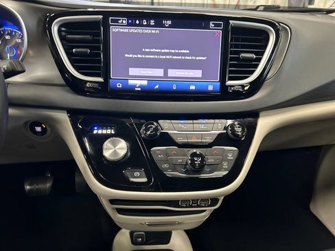 Used 2023 Chrysler Pacifica Touring-L FWD image 19