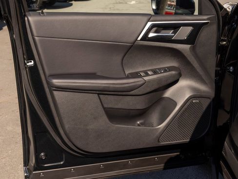 Used 2025 Mitsubishi Outlander SE image 12