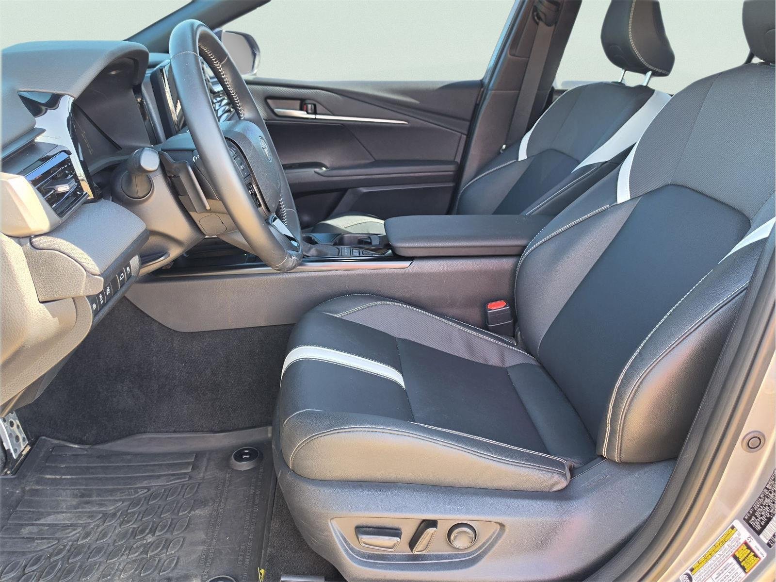 Used 2025 Toyota Camry SE FWD image 14