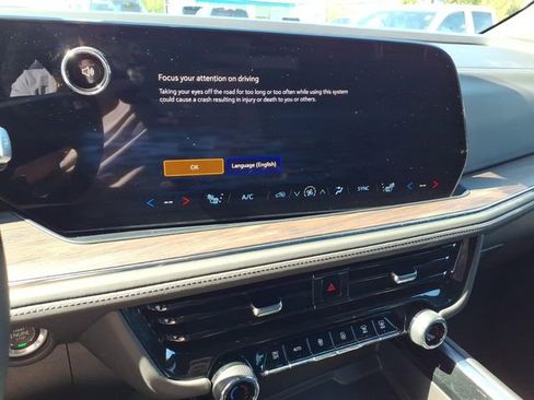 Used 2025 Chevrolet Suburban Z71 AWD/4WD image 12