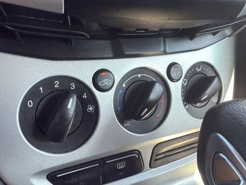 Used 2014 Ford Focus SE w/ SE Sport Package image 24