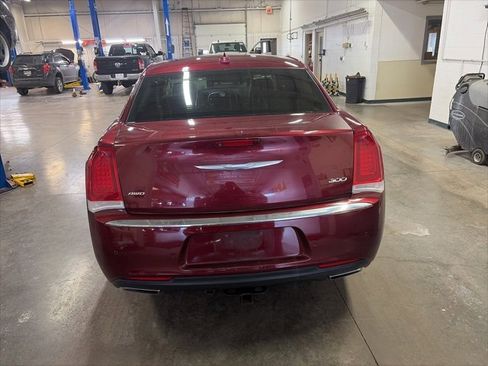 Used 2018 Chrysler 300 Limited w/ Safetytec Plus Group image 4