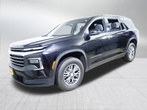 Used 2025 Chevrolet Traverse LT image 3