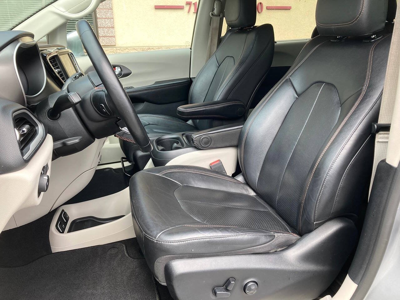Used 2020 Chrysler Pacifica Touring-L FWD image 8