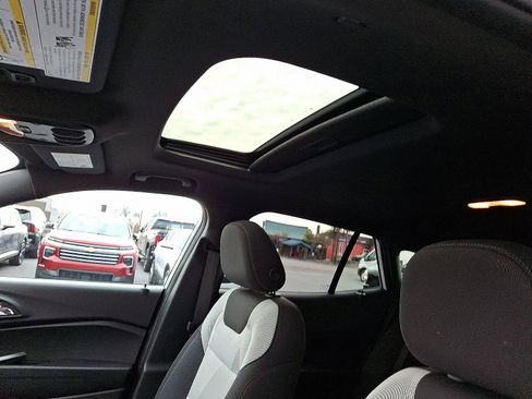 Certified 2025 Chevrolet Trax RS w/ Sunroof Package image 14