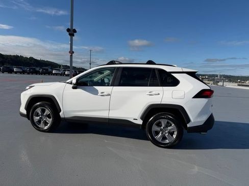 Used 2025 Toyota RAV4 XLE AWD/4WD image 10