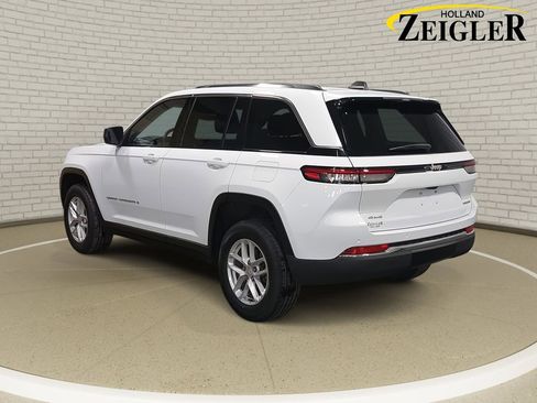 Used 2023 Jeep Grand Cherokee Laredo AWD/4WD image 7