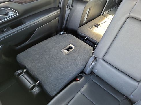 Used 2023 Chevrolet Suburban LT image 12