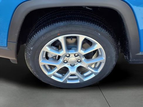 New 2024 Jeep Compass Latitude w/ Sun and Sound Group image 9