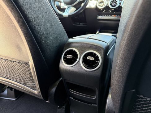 Used 2025 Mercedes-Benz GLB 250 image 25