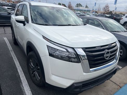 Used 2024 Nissan Pathfinder SV image 9